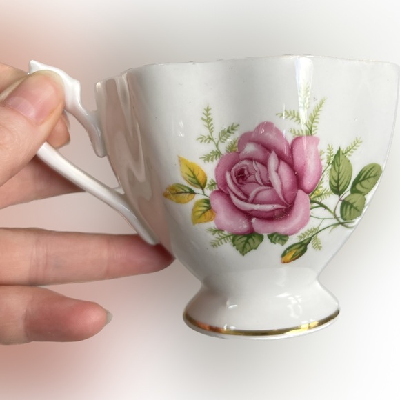 🎈2/$30 - QUEEN ANNE Fine Bone China Teacup & Saucer Set - Made in England. - Picture 2 of 6